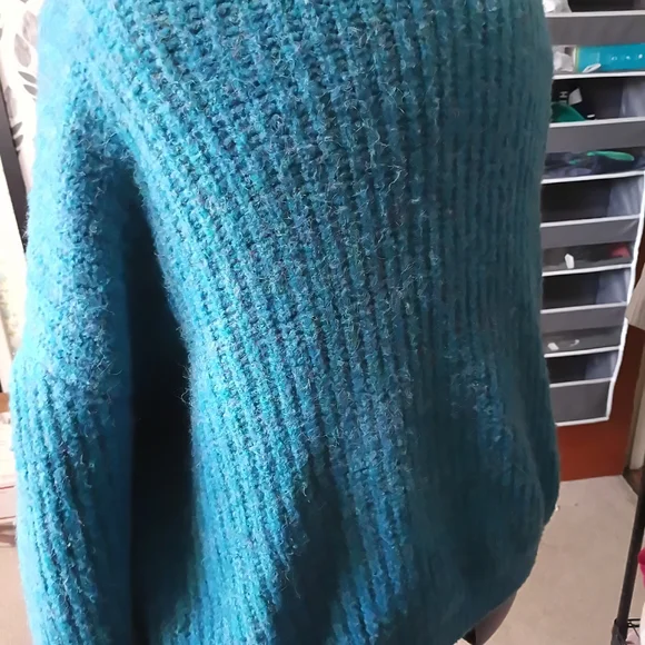 Cozy Blue Button-Up Women Sweater Balloon Sleeve! - Picture 4 of 6